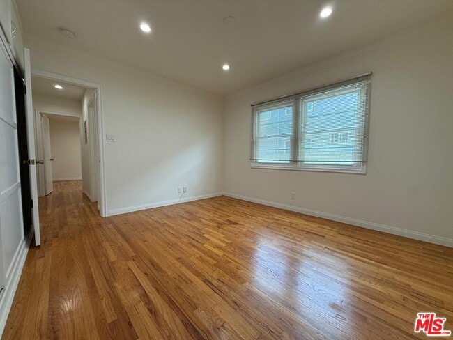 Building Photo - 1025 W Clark Ave