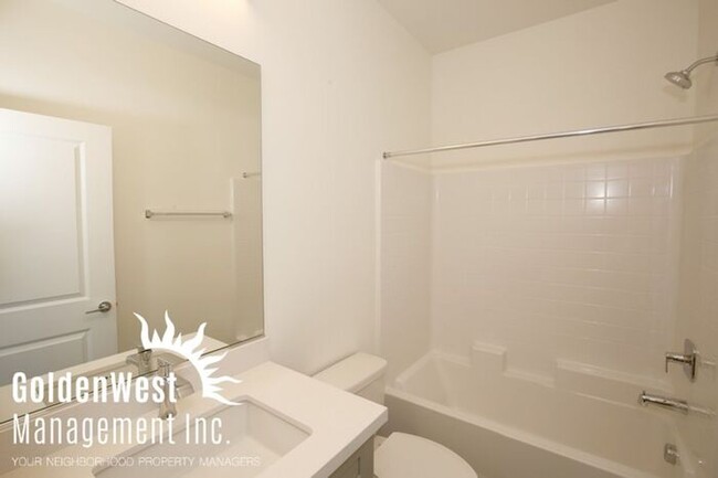 Building Photo - Sophisticated 4Bdm 4Ba New Build Townhome