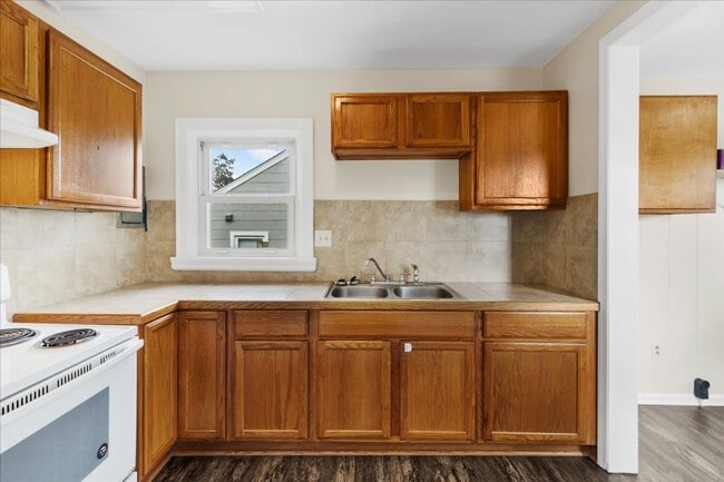 Building Photo - Three Bedroom Available Now In Radford