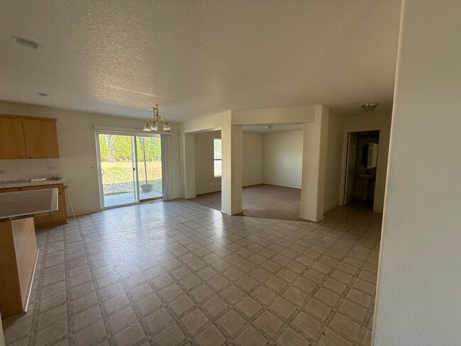 Building Photo - Spacious 4-Bedroom Rental Home in Prime Pa...