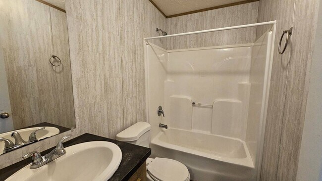 Building Photo - 2320 E MacArthur Rd