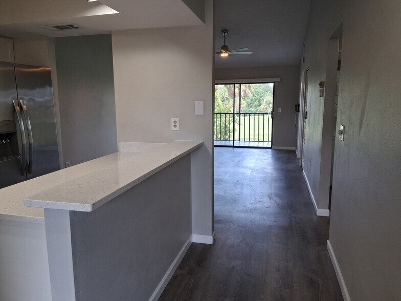 Entrance hall - 927 Capri Isles Blvd