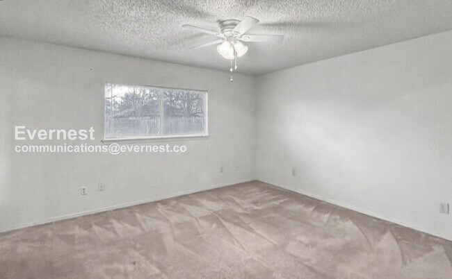 Building Photo - 3 Bed, 2 Bath Home with Fenced Yard & Garage / Pet-Friendly / Available Now!