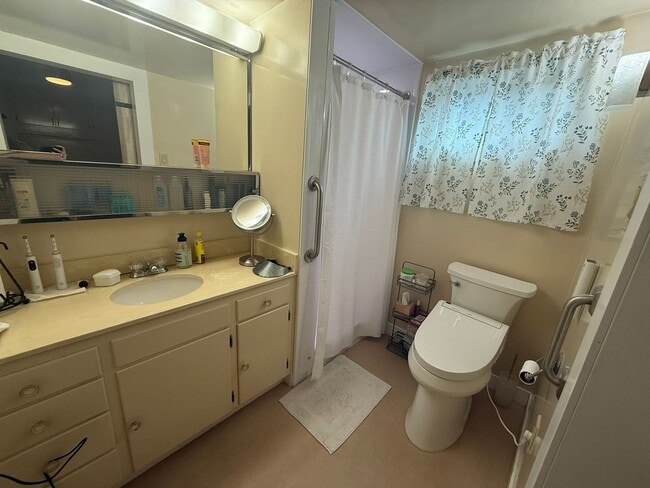 Building Photo - Charming 2 Bedroom, 2 Bath Home with Fence...