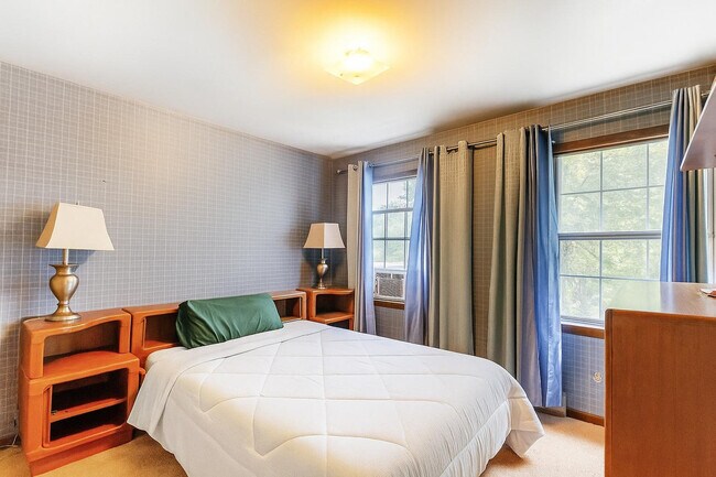 Building Photo - 247 Strawridge Rd