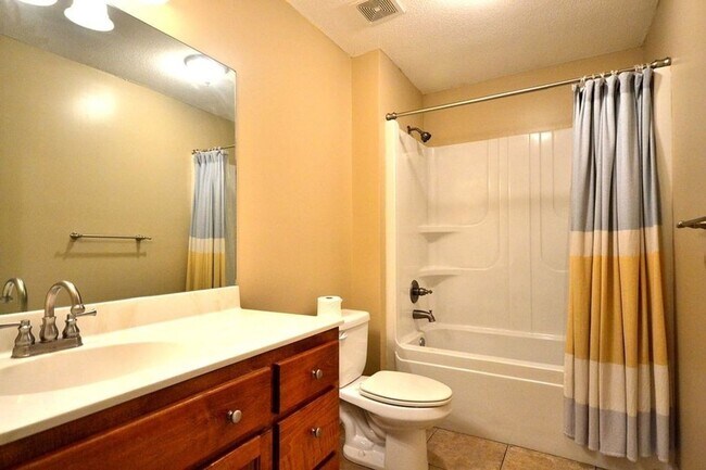 Building Photo - Spacious 3-Bedroom Home with Modern Amenities in Valdosta! Fenced in Backyard!