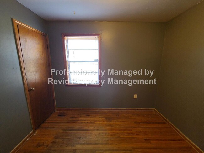 Building Photo - Large 3 bed 1.5 bath!