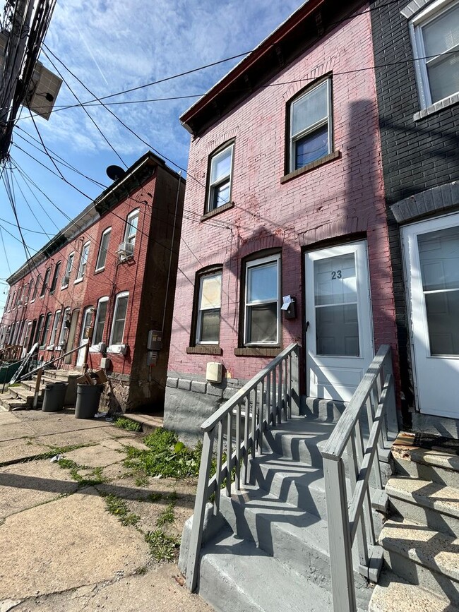 Building Photo - 23 Meade St