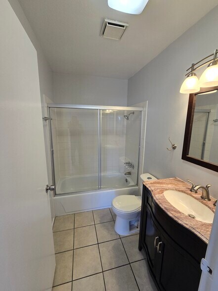 Building Photo - 2107 N Beachwood Dr