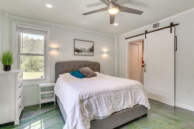 Building Photo - 372 Plum St