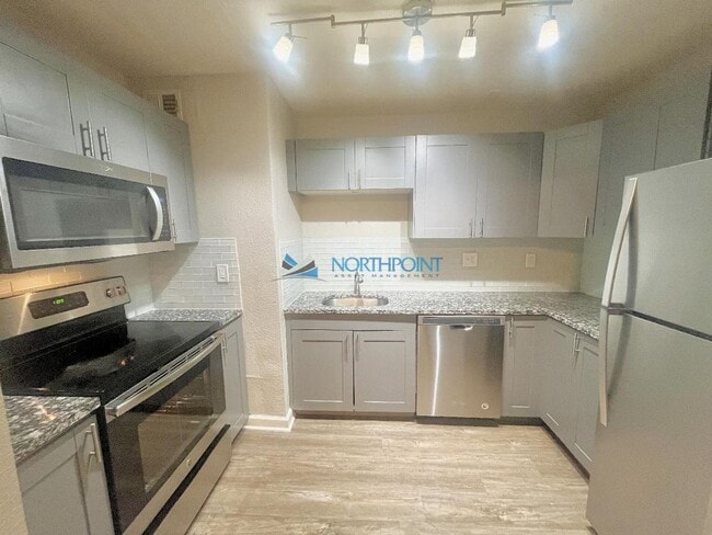 Building Photo - 2BR/1BA| Newly Renovated  Unit | With Central Air | In Kansas City!