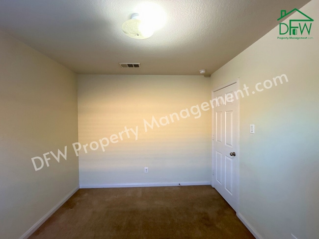 Building Photo - 10009 Iron Ridge Dr