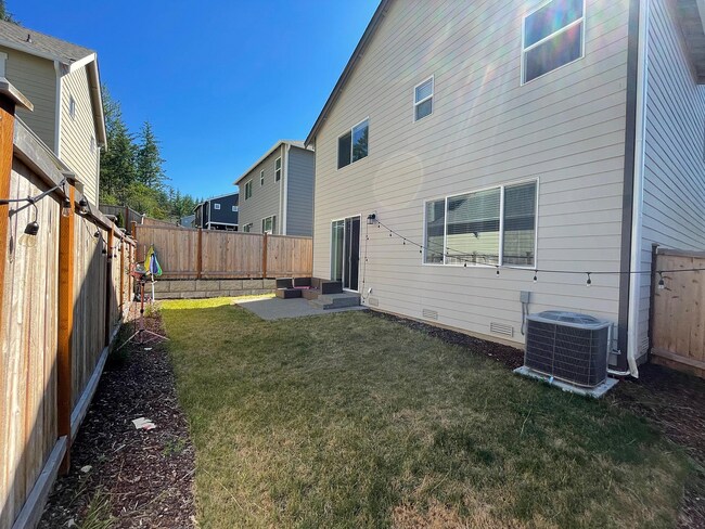 Building Photo - Spacious 5-bedroom, 3.5-bath in Tahoma Ridge Community
