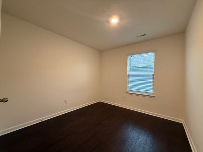 Building Photo - 4 Bedroom 2 Bathroom Home located in Greeneville, TN