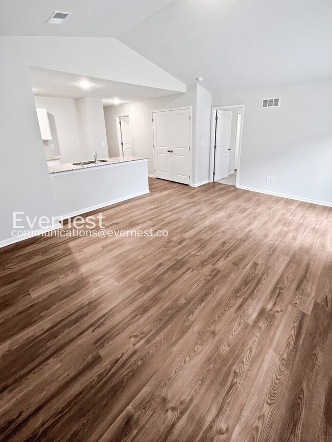 Building Photo - Cozy 4-Bedroom Home with Modern Amenities / Pet-Friendly / Available Now!