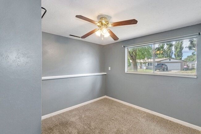 Building Photo - Spacious 4-Bed, 2-Bath