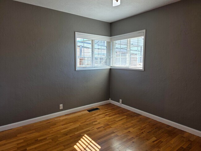 Building Photo - 2 Bedroom Home in Manette!