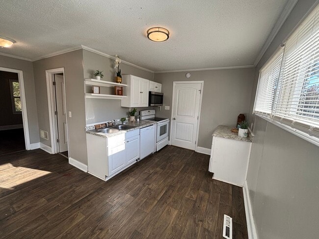 Building Photo - Coming Soon! 3 bedroom 1 bathroom house !