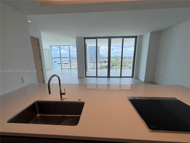 Building Photo - 4714 N Flagler Dr