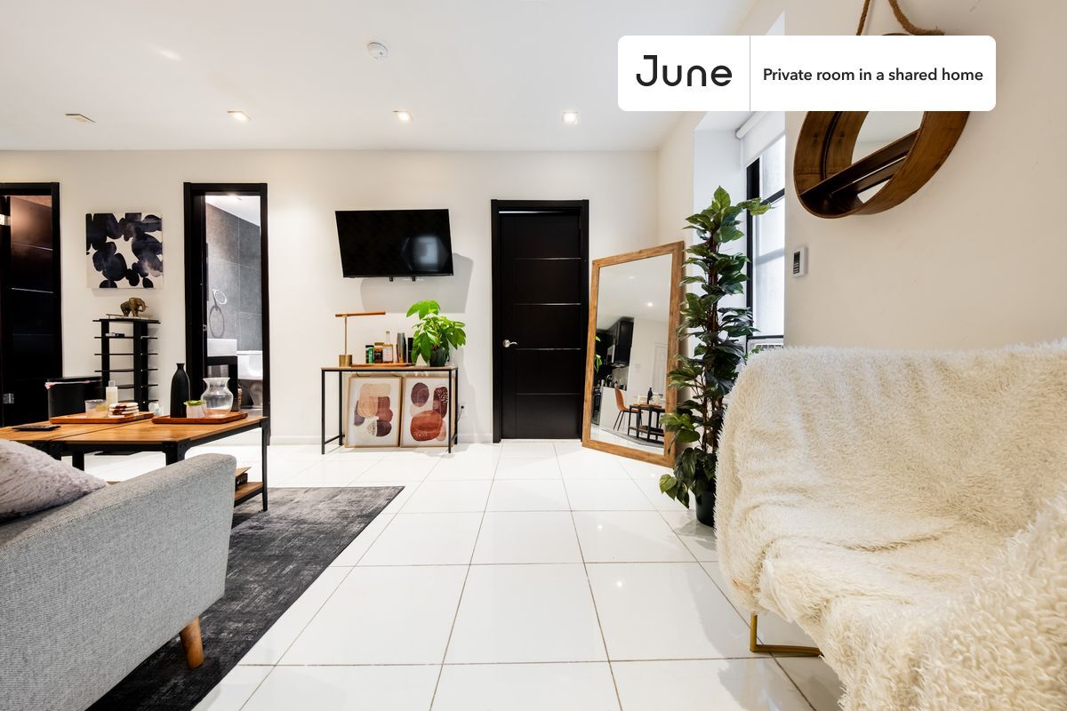 Building Photo - Private bedroom in 3 bed/2 bath Home