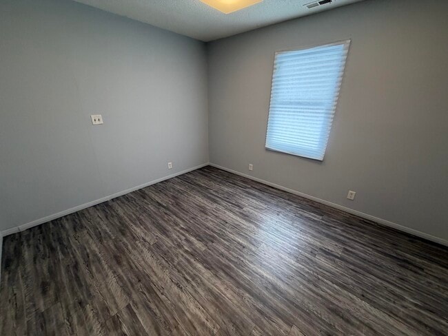 Building Photo - 1402 Main-E