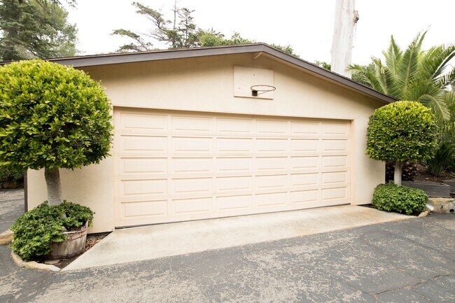 Building Photo - 3 Bedroom 2 Bathroom Home in Mission Canyon