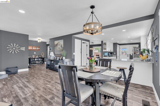 Building Photo - 59 Old Stagecoach Rd