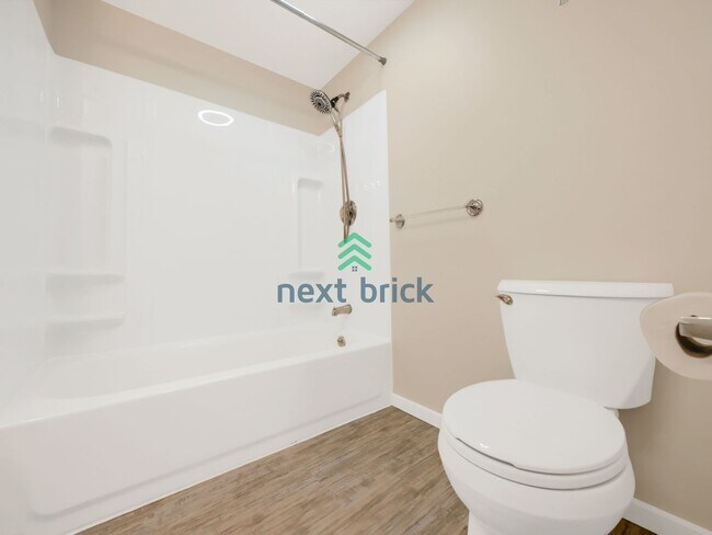 Building Photo - 5 Bed and 3 Bath Single-family Home Availa...