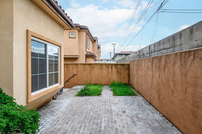 Building Photo - Three bedroom condo for lease in Arcadia
