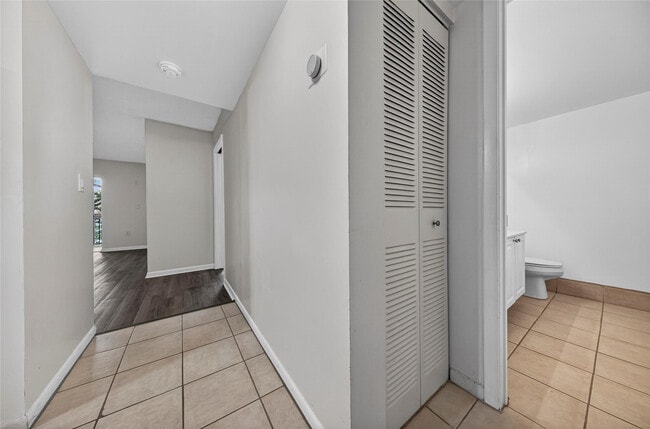 Building Photo - 711 N Pine Island Rd