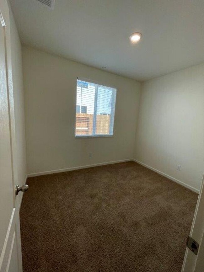 Building Photo - 5 Bedroom Close to Beale Air Force Base