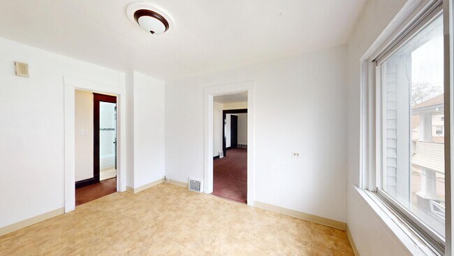 Building Photo - 2 bedroom/1 bath (upper unit)- 1ST MONTH FREE IF LEASE SIGNED BY 10/15