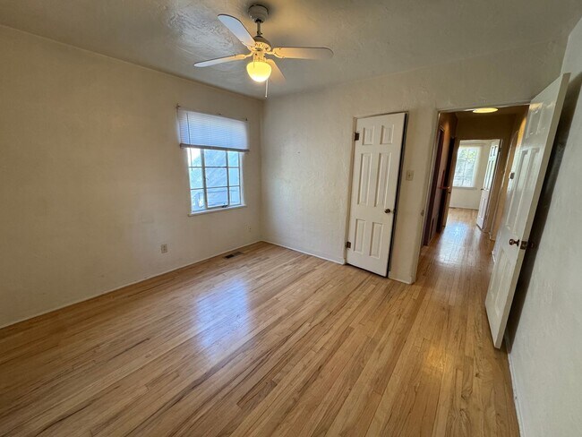 Building Photo - Stunning Nob Hill Bungalow!