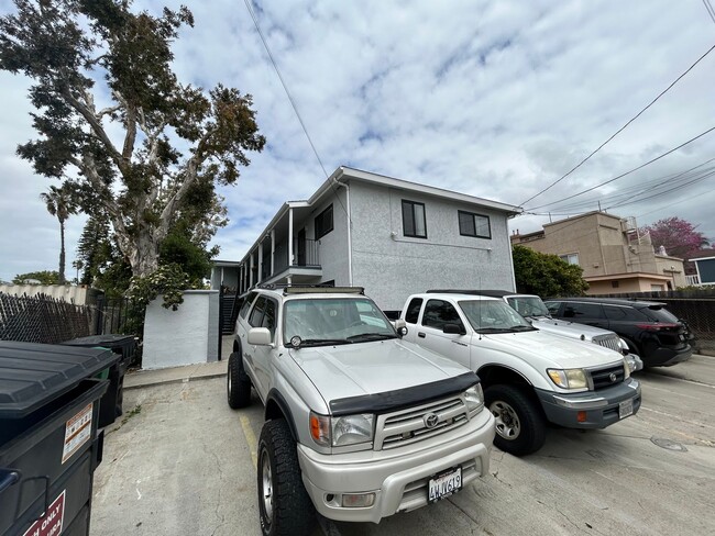 Building Photo - Upstairs 2 Bedroom 1 Bathroom on Felspar A...