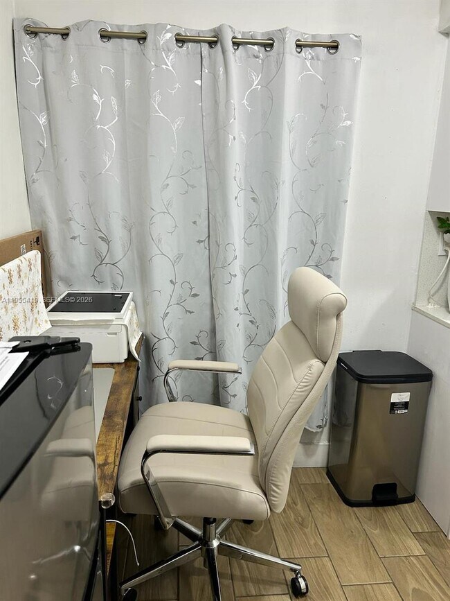 Building Photo - 1560 W 46th St