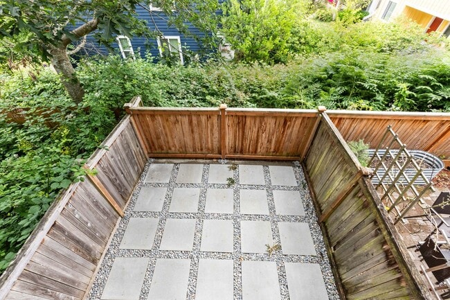 Building Photo - Immaculate West Seattle Townhome
