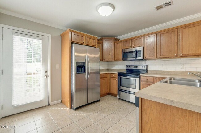 Building Photo - 2 Bdrm / 2.5 Bath, North JC - Minutes to ETSU, VA, JC Med Center