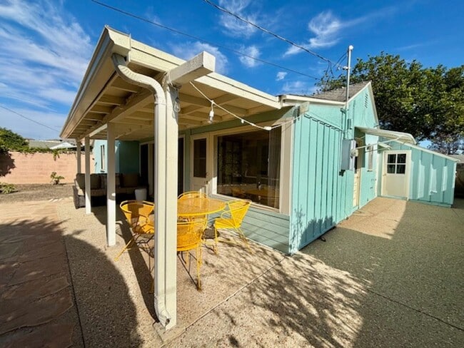 Building Photo - 211 E - Midtown Blue Bungalow | FURNISHED