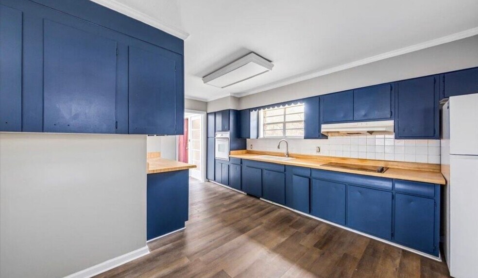 Building Photo - 2363 Robin Hood Rd