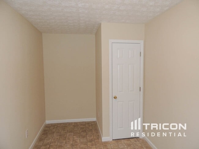 Building Photo - 1311 Meadow Walk Dr