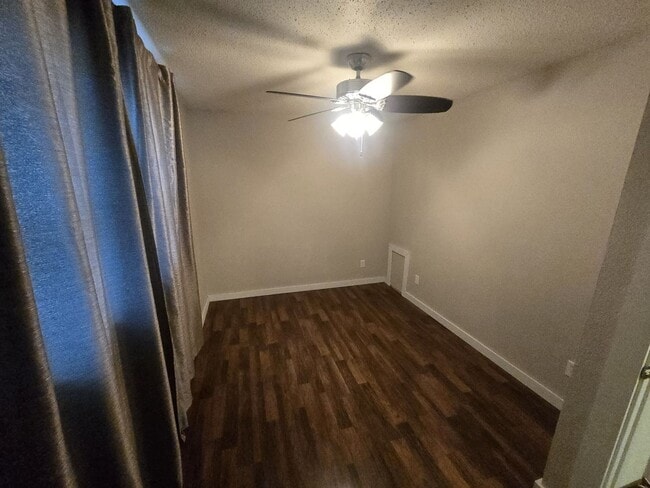 Building Photo - Townhome available NOW!