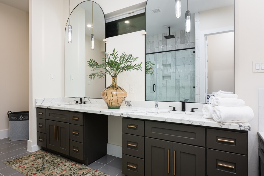 Building Photo - 917 Thompson St