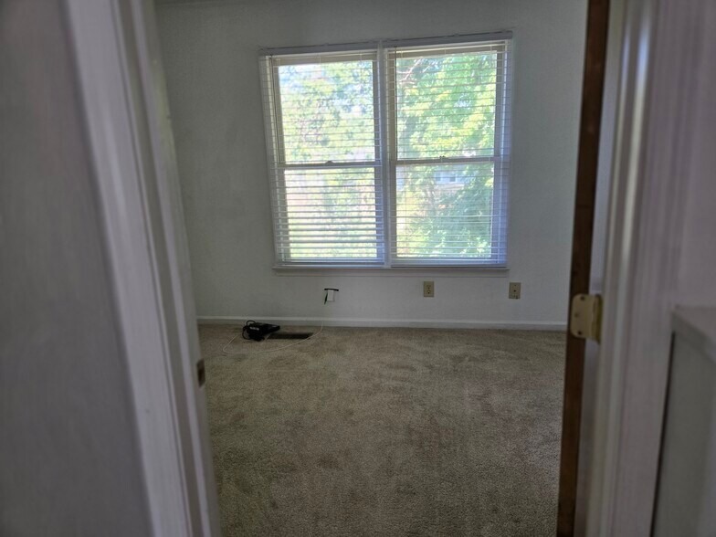 2nd bedroom - 2032 Elmhurst Ln