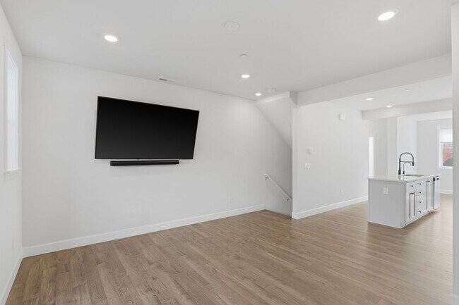 Building Photo - 3 Bedroom, 3.5 Bathroom Cooper Mountain Townhouse