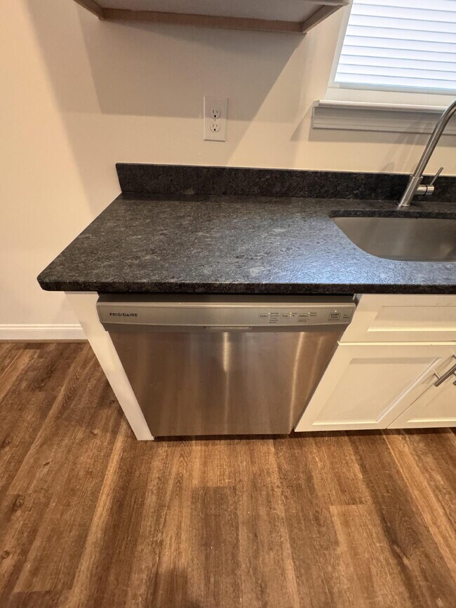 Building Photo - Modern 4-Bed, 3.5-Bath Home in Travelers R...