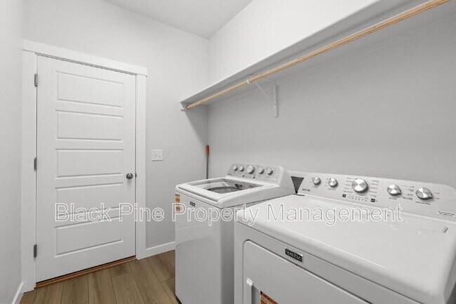 Building Photo - 895 N Aleppo Wy