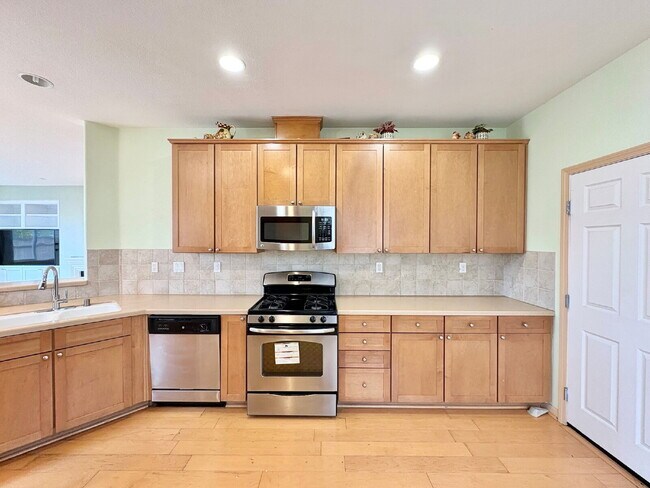 Building Photo - 50% off your first month’s rent move-in special! Spacious 4BR / 2.5BA Home in Pittsburg