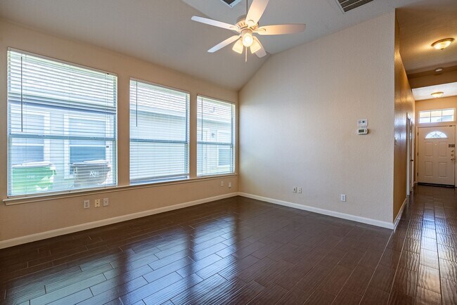 Building Photo - Beautiful 3 bedroom, 2 bathroom home in We...