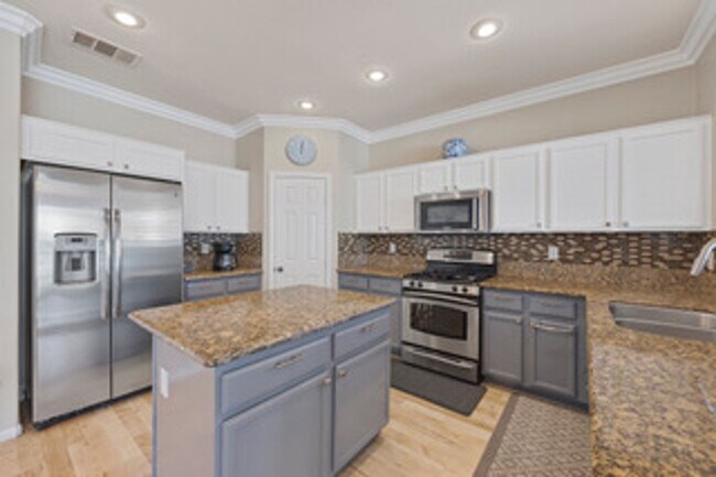 Building Photo - SE!! Pebble and Pollock!! Crystal Springs!...