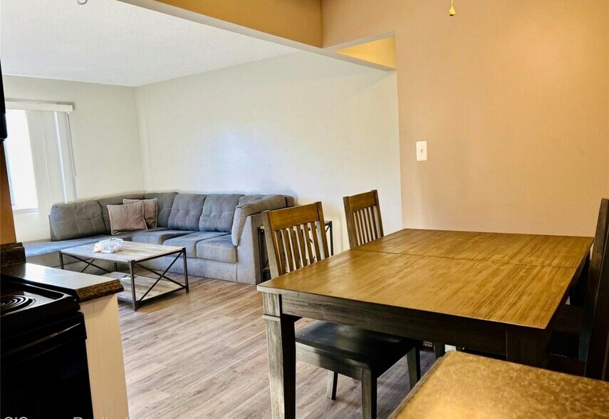 Building Photo - 1637 S Riverside Ave